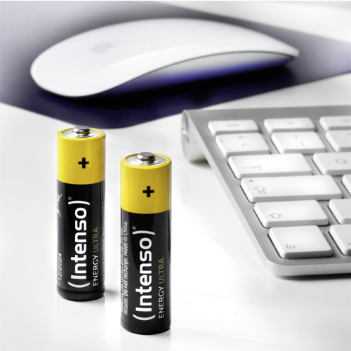 Zwei Intenso-Batterien stehen auf einem Schreibtisch neben einer Computermaus und -tastatur.